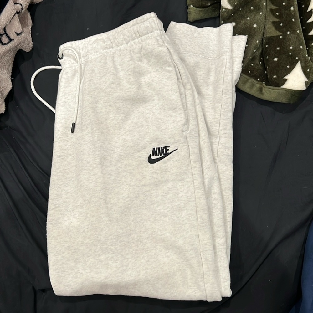 Fleece Nike sweatpants, size medium, never worn.